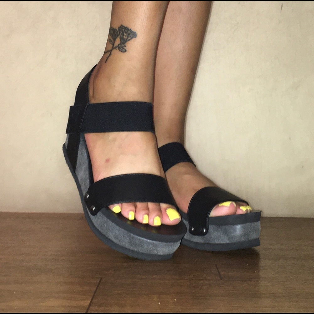 Women’s Aloha Island Black Platform Heels, Size 7